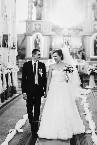 Casamento apenas casal vai para um altar na igreja — Fotografia de Stock