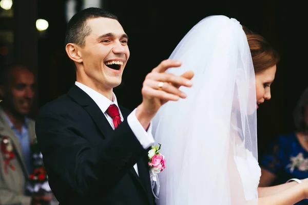 Brett leende av en brudgum efter ett bröllop — Stockfoto