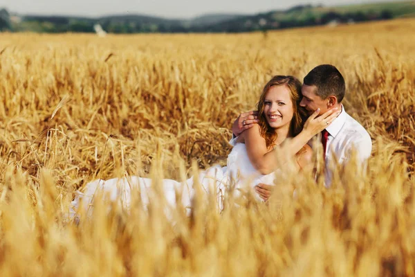 Esposa y novio yacen entre el trigo en el campo —  Fotos de Stock