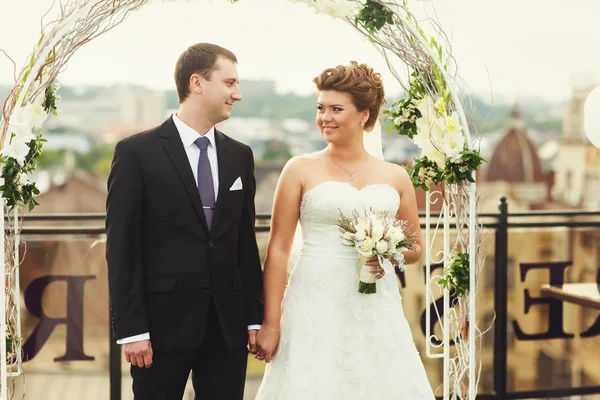 Bruid en bruidegom kijken elkaar met begrip tijdens een c — Stockfoto