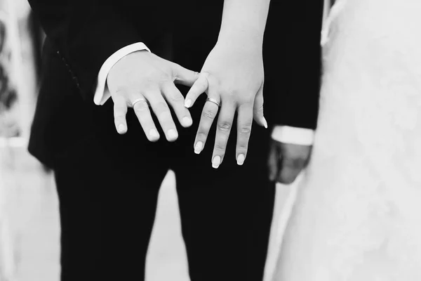 Detail z rukou novomanželů s snubní prsteny — Stock fotografie