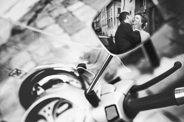 Un reflejo de pareja besándose en el espejo de la motocicleta — Foto de Stock
