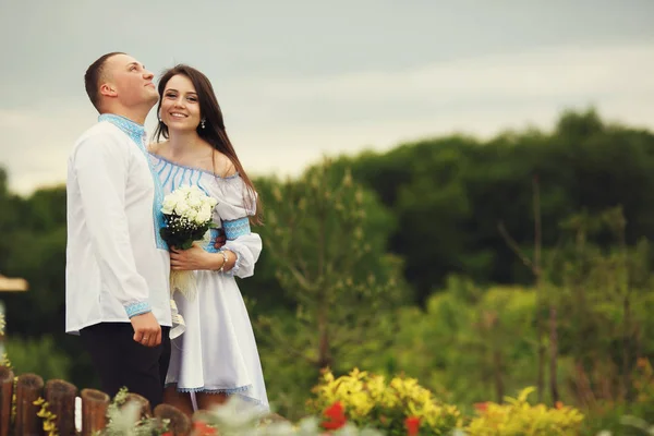 Невеста в вышитом платье — стоковое фото