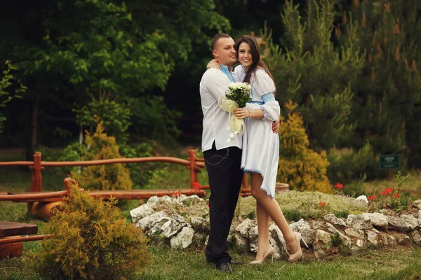 Groom étreint une tendre mariée brune — Photo