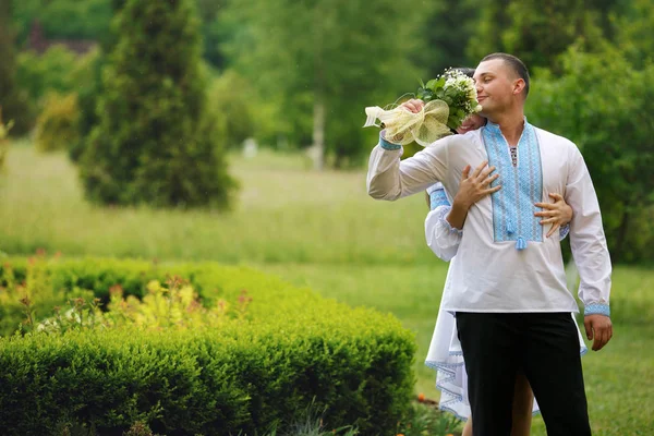 Groom sent un bouquet de mariage — Photo