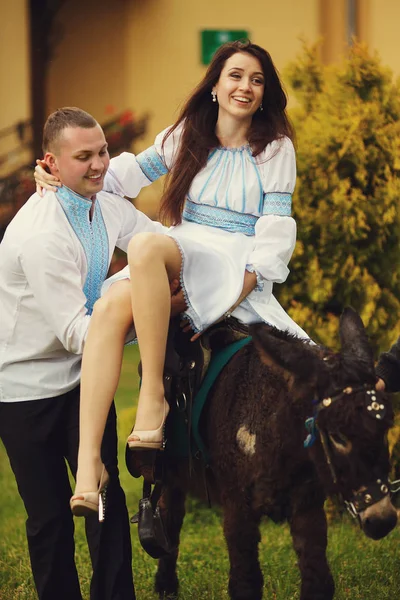 Brunette zittend op de ezel — Stockfoto