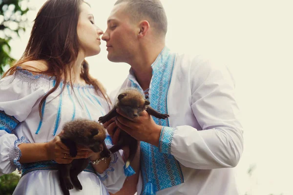 Couple  holding polecats — Stock Photo, Image