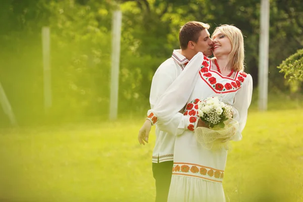 신부 미소 신랑 그녀를 키스 하는 동안 — 스톡 사진