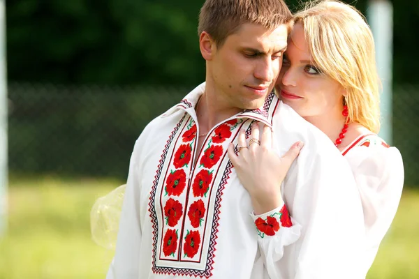 Sposa guarda negli occhi dello sposo — Foto Stock