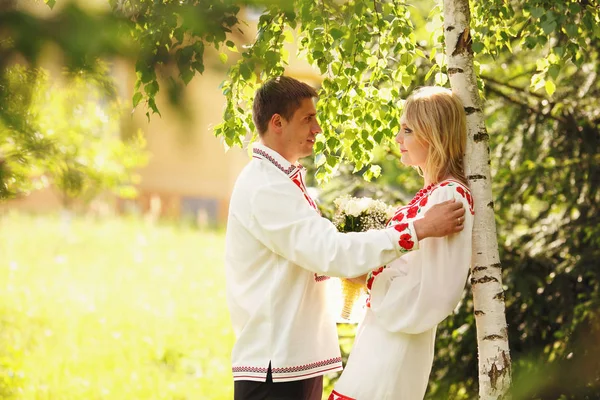 Le marié tient tendrement l'épaule de la mariée — Photo