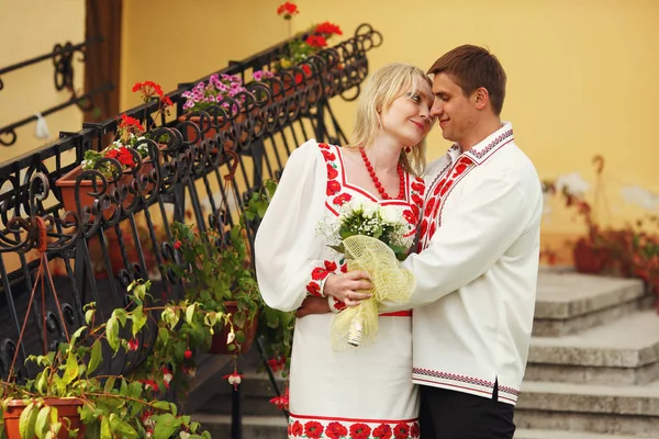 Bruden och brudgummen klädd i ukrainska stil — Stockfoto