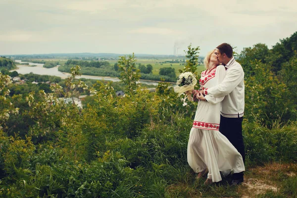 Brudgummen pussar en brud — Stockfoto
