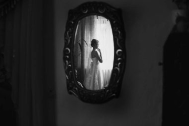 Bir gelin vintage bir aynada yansıması 