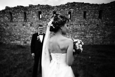 Bir gelin damat eski ca arasında bekleyen arkadan bir görünüm