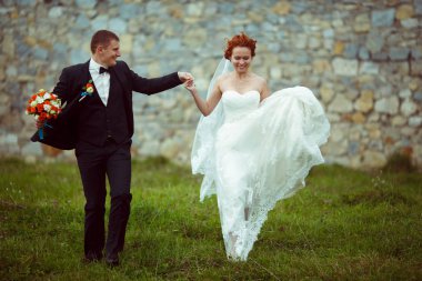 Gelin Damat'ın elini tutarak atlar 