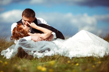 O dizlerinin t üzerinde bir yere dayanıyor ise bir gelin damat kisses