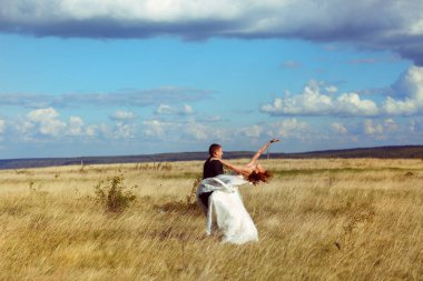 Gelin Damat hugs ederken elini gökyüzüne kadar yükselen üzerinde eğilir 