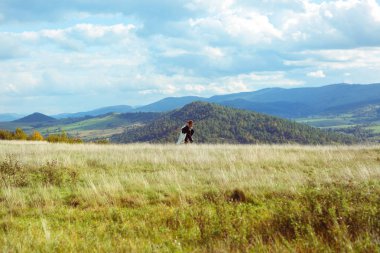 Uzaktan bir düğün çifti kadar yürüyüş tepede bir görünüm amon