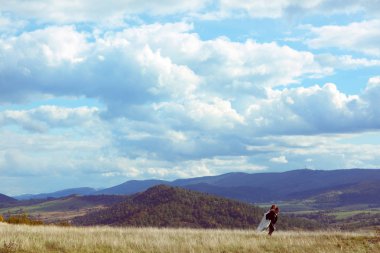 M arasında bir tepe tırmanma onun omuzlarında bir gelin damat ayılar