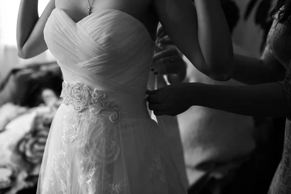 Donna mettere una cintura su un abito da sposa — Foto Stock