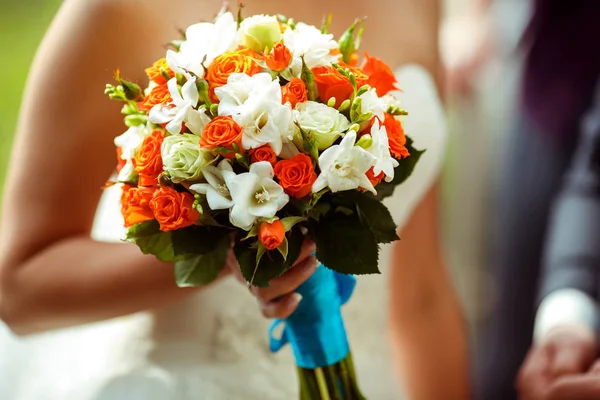 Наречена тримає весільний букет з троянди оранжевий і білий у її h — стокове фото