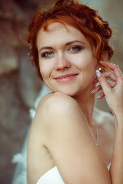 Splendida sposa regola il suo orecchino — Foto Stock