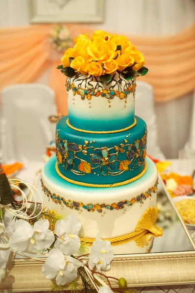 Niesamowite tort weselny w kolory niebieski i żółty — Zdjęcie stockowe