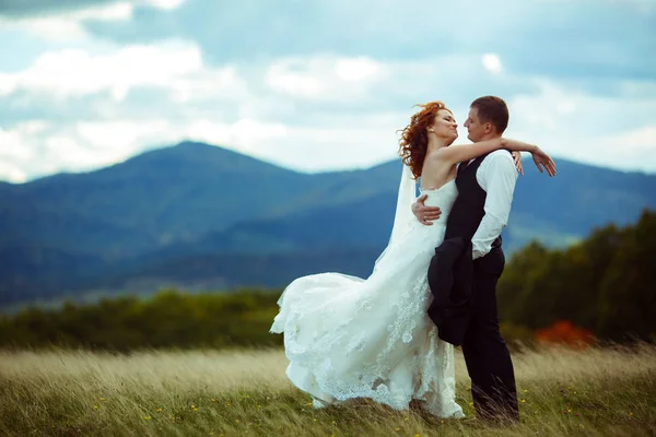 Noiva parece impressionante sendo realizada por um noivo em algum lugarestavam na noiva — Fotografia de Stock