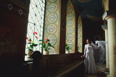 Gelin onu peçe ayakta boyalı chu bir pencerede arkasında yayılır