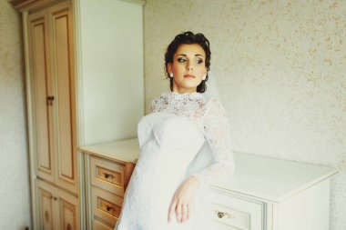 Gelin beyaz kıyafet konusunda eğilir