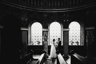 Windows bir kilise salonda arasında bir evlilik çift standları