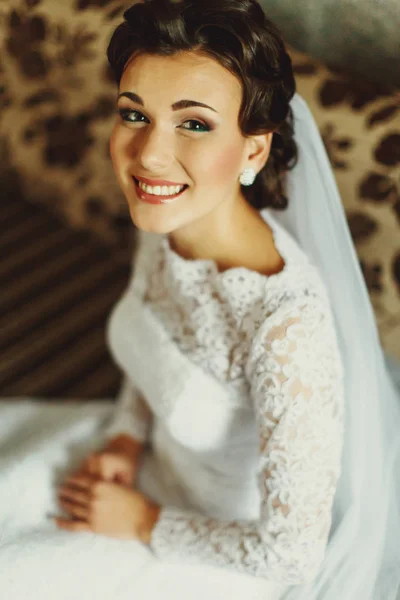 Mariée souriante assise sur le canapé — Photo