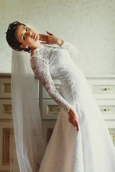 Braut beugt sich über ihr Kleid — Stockfoto