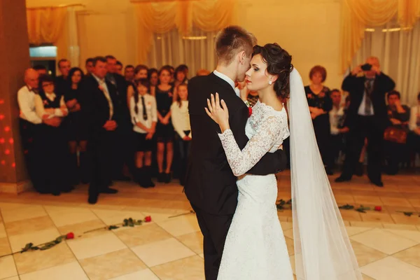 Noiva e noivo dançam pela primeira vez no círculo de rosas — Fotografia de Stock