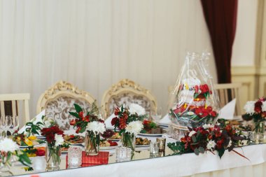 Zengin yemek masası sonbahar çiçeklerle süslenmiş 