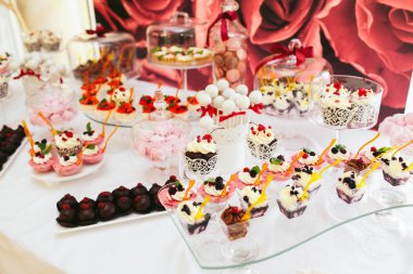 Cam kapak altında küçük lezzetli tatlılar standı 