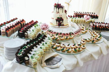 Farklı kek çikolata siyah ve whie yapılmış ve stan meyveler