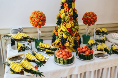 O Ananases, üzüm, elma, portakal ve diğer egzotik meyve standı