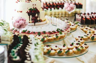 Lezzetli kek nane ile dekore edilmiş bir büfe standı 