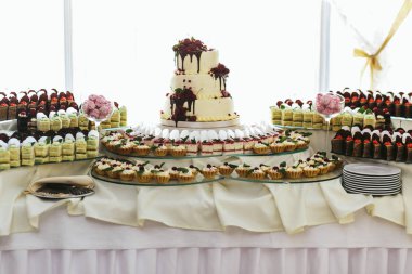 Uzaktan swee üzerinde çarpıcı bir düğün pastası duran bir görünüm