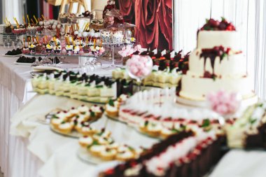 Bir düğün yemeği için hazırlanan zengin tatlı büfesi 