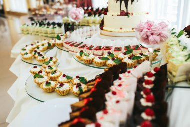 Açık büfe bir doğrultuda süslü Pastalar stand 