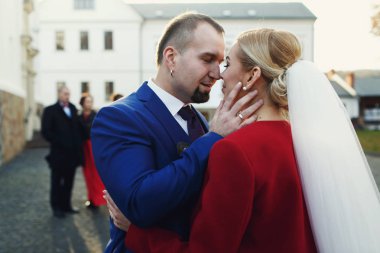 Yakışıklı damat gelinin yüzü şefkatle str üzerinde duran dokunur