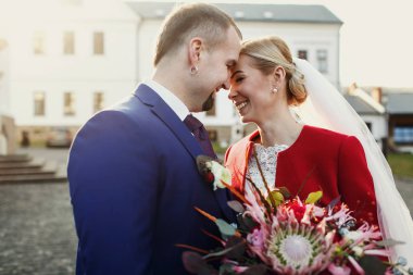 Damat ve gelin sabah güneş ışınlarının sarılmak 