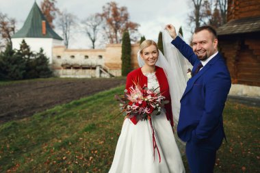 Güzel düğün çifti avluda poz iyi eğlenceler 