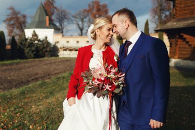 Gelin ve damat mutlu ayakta yükselen güneş ışınlarının bak 