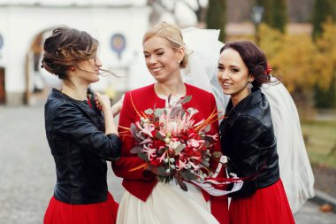 Rüzgar esiyor gelin peçe o nedime ile standları iken