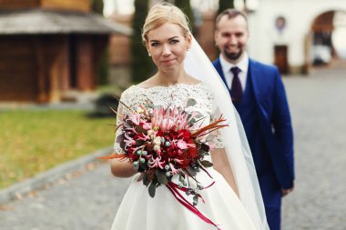 Düşünceli bir gelin gülümseyen damat standları 