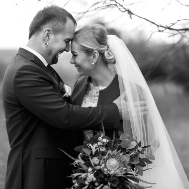 Bir sonbahar parkında poz süre neşeli düğün çift gülümsüyor 