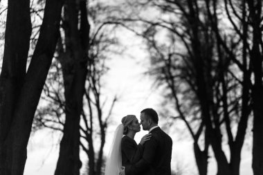 İhale gelin yakışıklı damat omzuna elini tutar 